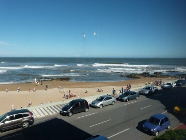 Departamento en alquiler frente a playa brava